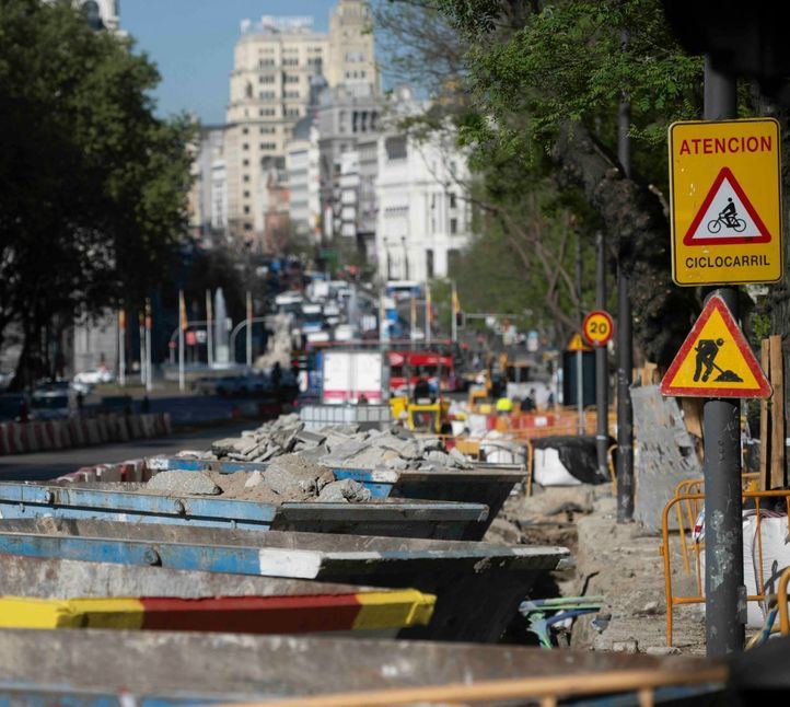 Aparecen restos del viejo tranvía de Madrid en las obras del entorno de la Puerta de Alcalá
