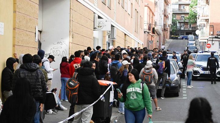 Largas colas en la asociación Aculco para conseguir el certificado de vulnerabilidad.