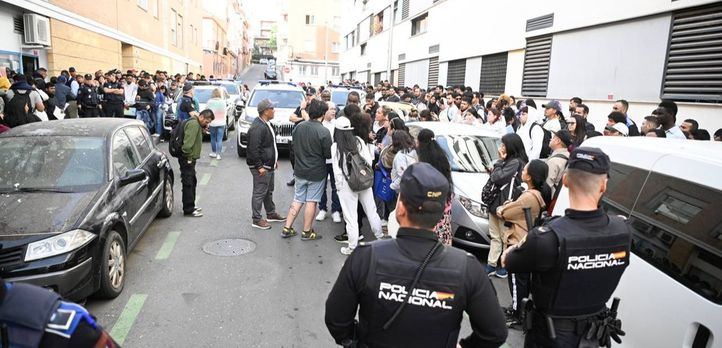 Largas colas en la asociación Aculco para conseguir el certificado de vulnerabilidad.