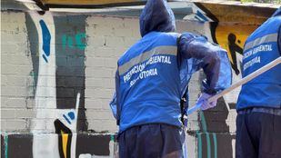 Un grafitero eliminando pintadas en el parque de la Bombilla