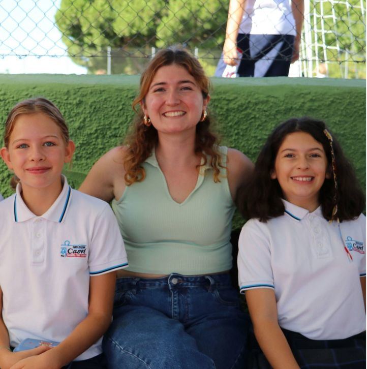 El primer entorno en el que los niños empiezan a adquirir conocimientos es la familia