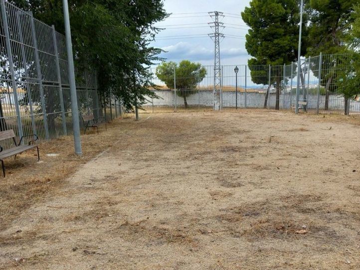 Estado de la pista de petanca del Parque de Entrevías en Puente de Vallecas