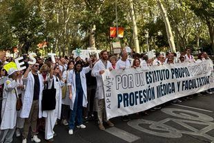 Pasada manifestación de médicos por un Estatuto propio