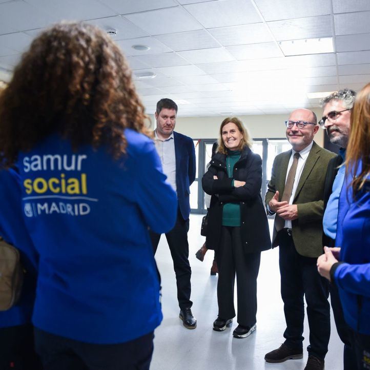 Fernández visita el centro Pinar de San José durante la Campaña del Frío