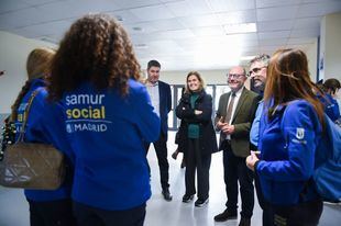 Fernández visita el centro Pinar de San José durante la Campaña del Frío
