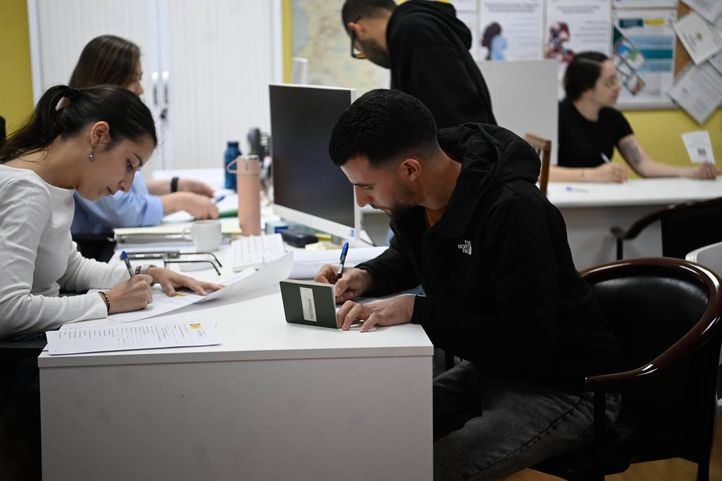 Colapso en la regularización de inmigrantes en una ONG de Madrid