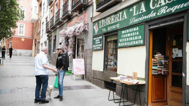 Mario Vaquerizo charla con un vecino en la calle Libreros.