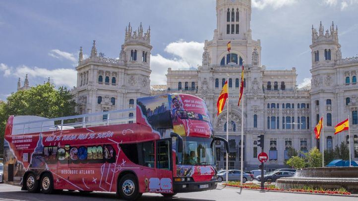 Un autobús tematizado recorre distintos puntos emblemáticos de Madrid.