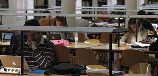 Estudiantes en la biblioteca