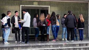 Estudiantes universitarios a las puertas de la facultad