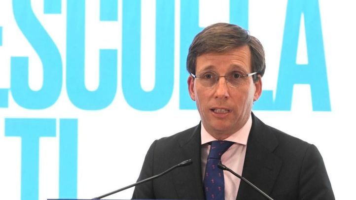 El alcalde Madrid, José Luis Martínez-Almeida, acompañado por la vicealcaldesa y portavoz municipal, Inma Sanz; la delegada de Economía, Innovación y Hacienda, Engracia Hidalgo, y la concejala de Usera, Sonia Cea, visita la Escuela Municipal de Emple