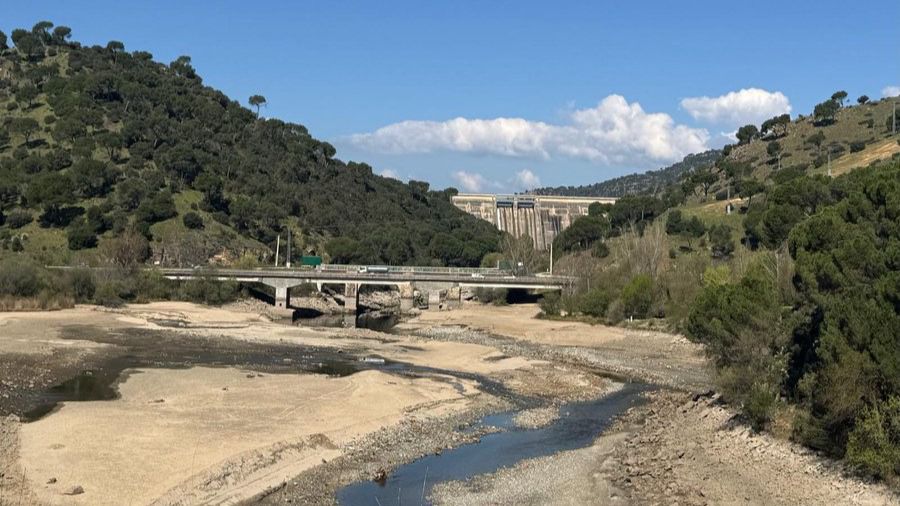 El vaciado del embalse de Picadas arrastra el ocio y el deporte