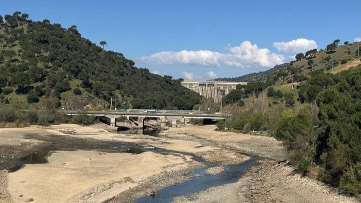 El vaciado del embalse de Picadas arrastra el ocio y el deporte, aunque sin alarma medioambiental