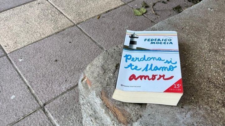 Uno de los libros que forman parte del 'BookCrossing' impulsado por el PSOE en Villa de Vallecas