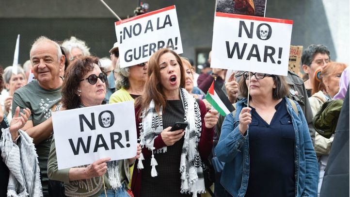 Varias personas se manifiestan durante la concentración 'Hay que parar la guerra en Oriente Medio', en la plaza de Callao