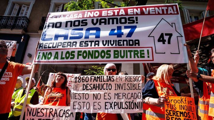 Personas portan pancartas con lemas '1860 familias en riesgo de desahucio invisible.