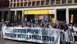 Manifestación de médicos en la segunda semana de huelga por un Estatuto Marco
