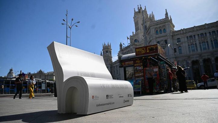 Madrid instala 26 'banco-libros' para acercar la lectura al espacio público