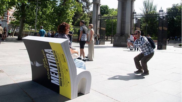 Viandantes se retratan en uno de los 'banco-libros' instalados