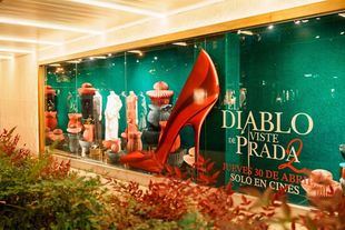 Escaparate de El Corte Inglés con referencias al estreno de 'El diablo se viste de Prada 2'