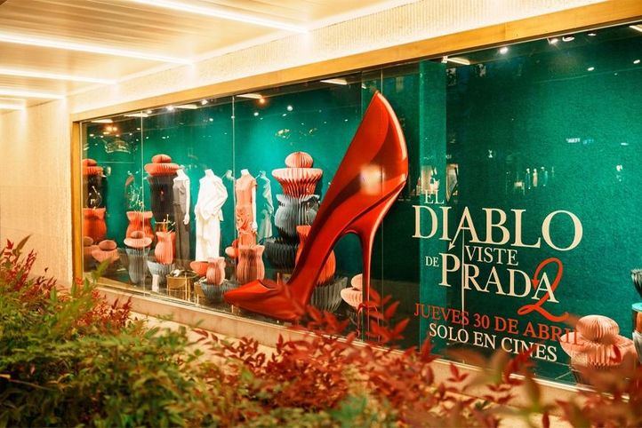 Escaparate de El Corte Inglés con referencias al estreno de 'El diablo se viste de Prada 2'