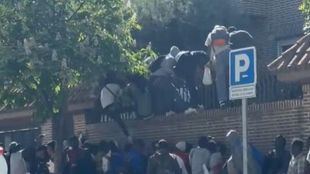 Intento de 'asalto' de migrantes a la embajada de Gambia para obtener el certificado de vulnerabilidad