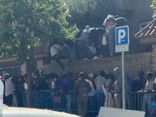Migrantes tratan de acceder a la embajada de Gambia para obtener el certificado de vulnerabilidad.