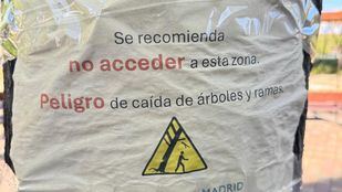 Carteles colocados en los árboles en Usera