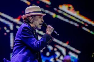 El cantautor Joaquín Sabina durante un concierto en el Movistar Arena