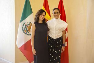 Imagen de archivo: Isabel Díaz Ayuso, durante su reunión con con la alcaldesa de la demarcación de Cuauhtémoc, en la Ciudad de México, Alessandra Rojo, en la Real Casa de Correos en julio de 2025