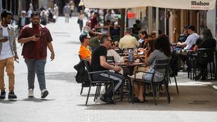Gente en una terraza.