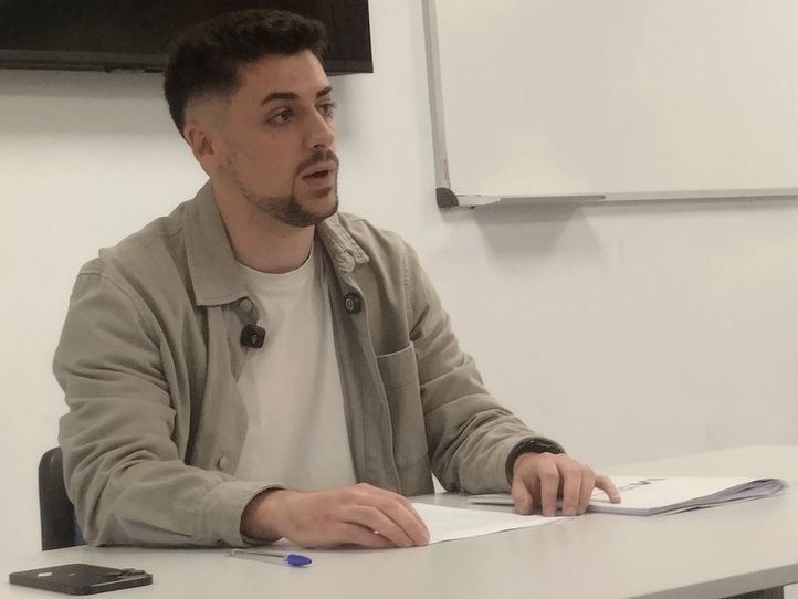El concejal expulsado de Más Madrid en Parla se aferra al acta y seguirá como no adscrito