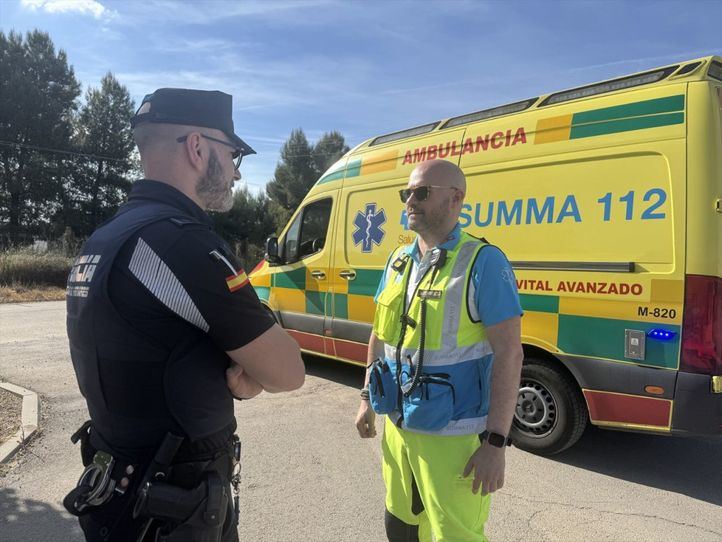 Un profesional del Summa 112 en la zona del accidente