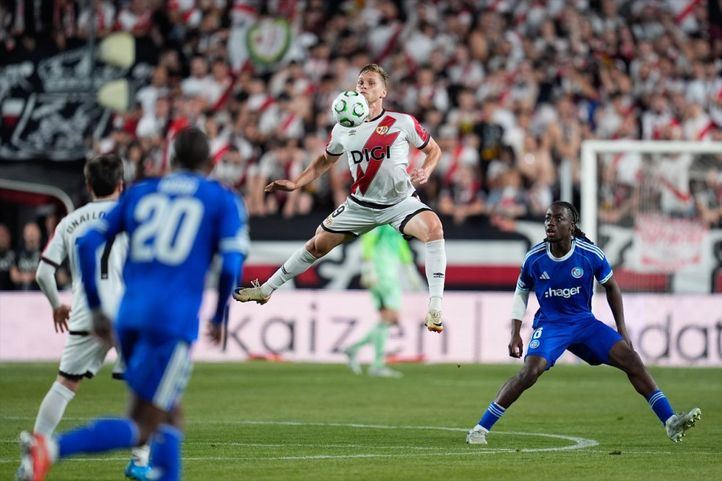 Un momento del partido entre el Rayo Vallecano y el Estrasburgo en las semifinales de la Conference League