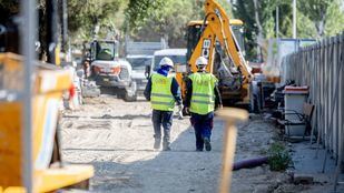 Varios obreros durante el inicio de la segunda fase de las obras de Parque Castellana.