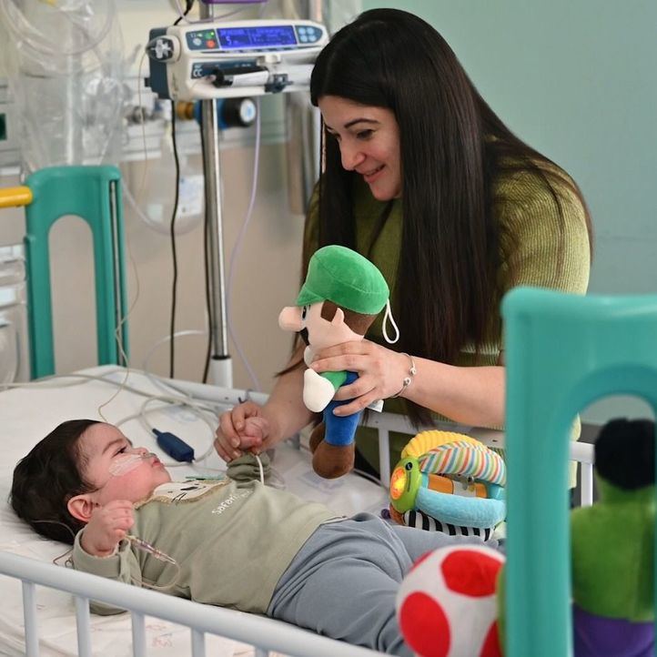 Mariposas con huellas de bebé para celebrar el Día de la Madre en la UCI neonatal