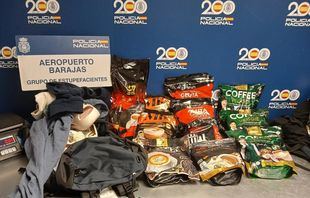 Los agentes localizaron 19 paquetes de café perfectamente precintados que desprendían un intenso olor químico