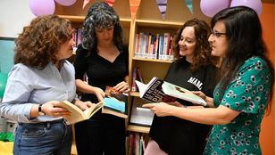 Cinco madres impulsan una biblioteca feminista en el CEIP Miguel de Unamuno de Arganzuela