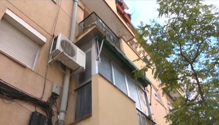 Edificio de Carabanchel donde se ha atrincherado un vecino