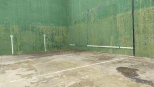Imagen del estado de la pista de frontón en el barrio de La Fortuna en Leganés