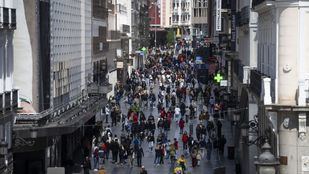 Gente paseando por el centro de Madrid