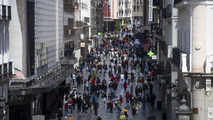 Gente paseando por el centro de Madrid