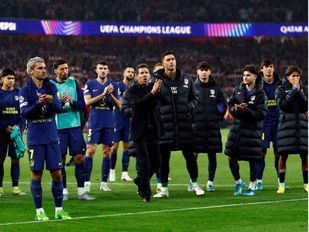 Diego Simeone, junto a sus jugadores, agradece el apoyo a los aficionados desplazados a Londres