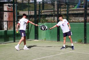 Dos alumnos practicando pádel