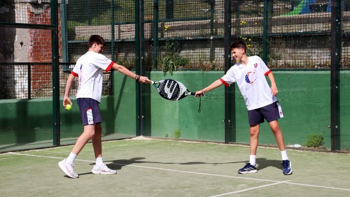 Dos alumnos practicando pádel