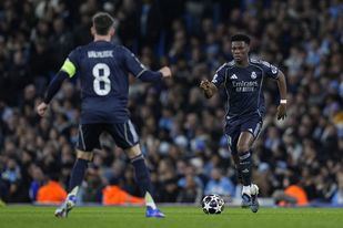 Aurelién Tchouaméni y Fede Valverde, durante un partido de Liga del Real Madrid.