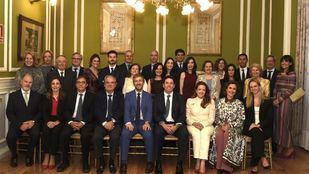 Integrantes de la nueva Junta de Gobierno y de la Comisión de Recursos del COFM junto a los representantes políticos y profesionales durante el acto de toma de posesión.