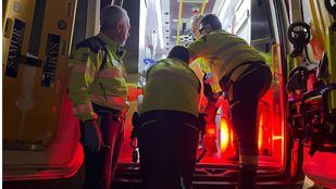 Servicios de emergencias atendiendo al herido.