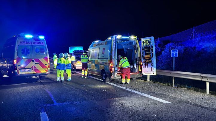 Emergencias atendiendo al herido en la carretera de El Molar.