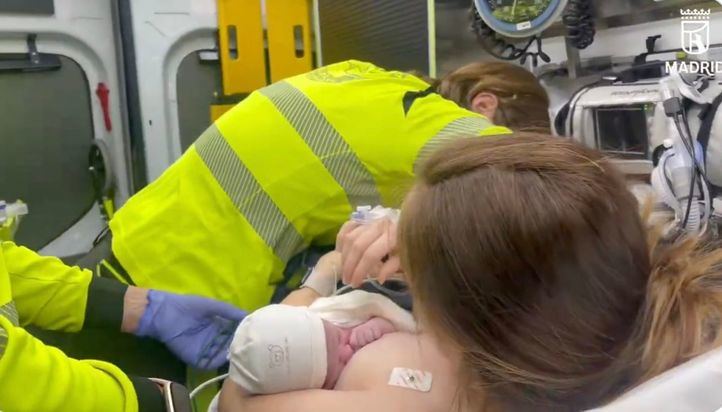 Sanitarios atienden a la mujer que ha dado a luz en su coche